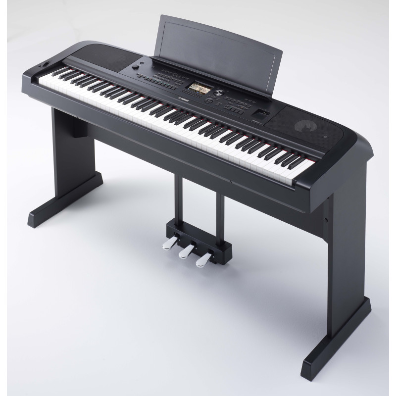Yamaha DGX 670 B set with L 300B stand and LP 1B pedal unit